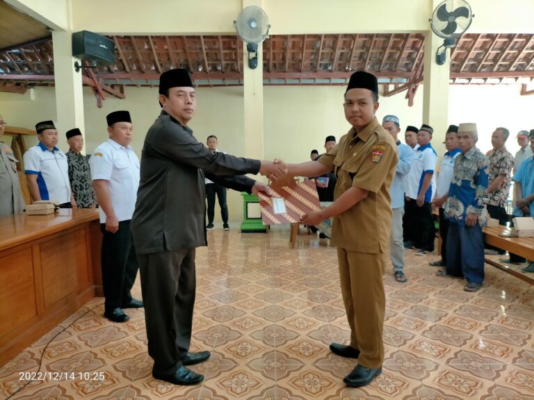 PELANTIKAN PRADES DESA MENGGER