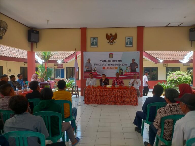 Penyerahan dan Pengambilan ATM (Automatic Teller Machine) Bagi Ketua RT dan Ketua RW di  di Pendopo Kecamatan Karanganyar