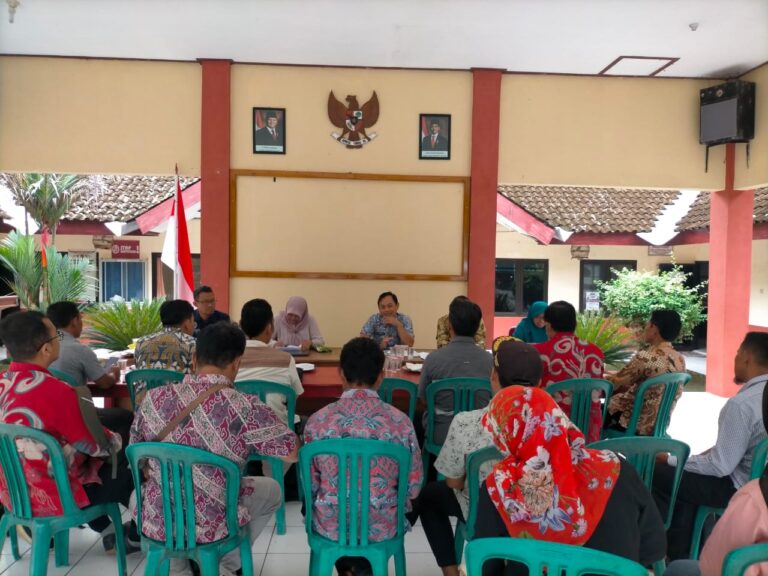 Rapat Koordinasi Penyusunan R.APBDes 2025 di Pendopo Kecamatan Karanganyar
