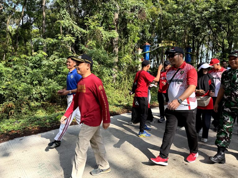 Jalan Sehat ,Bazar Dan Cek Kesehatan Gratis   Merayakan Kemerdekaan HUT RI Ke – 80 Kecamatan Karanganyar Kabupaten Ngawi