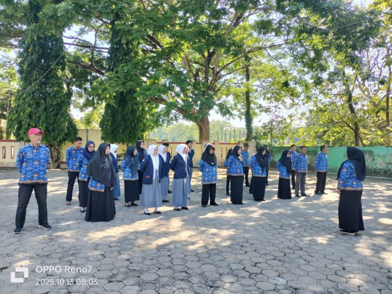 Pelaksanaan Apel Karyawan dan Karyawati di Kecamatan Karanganyar